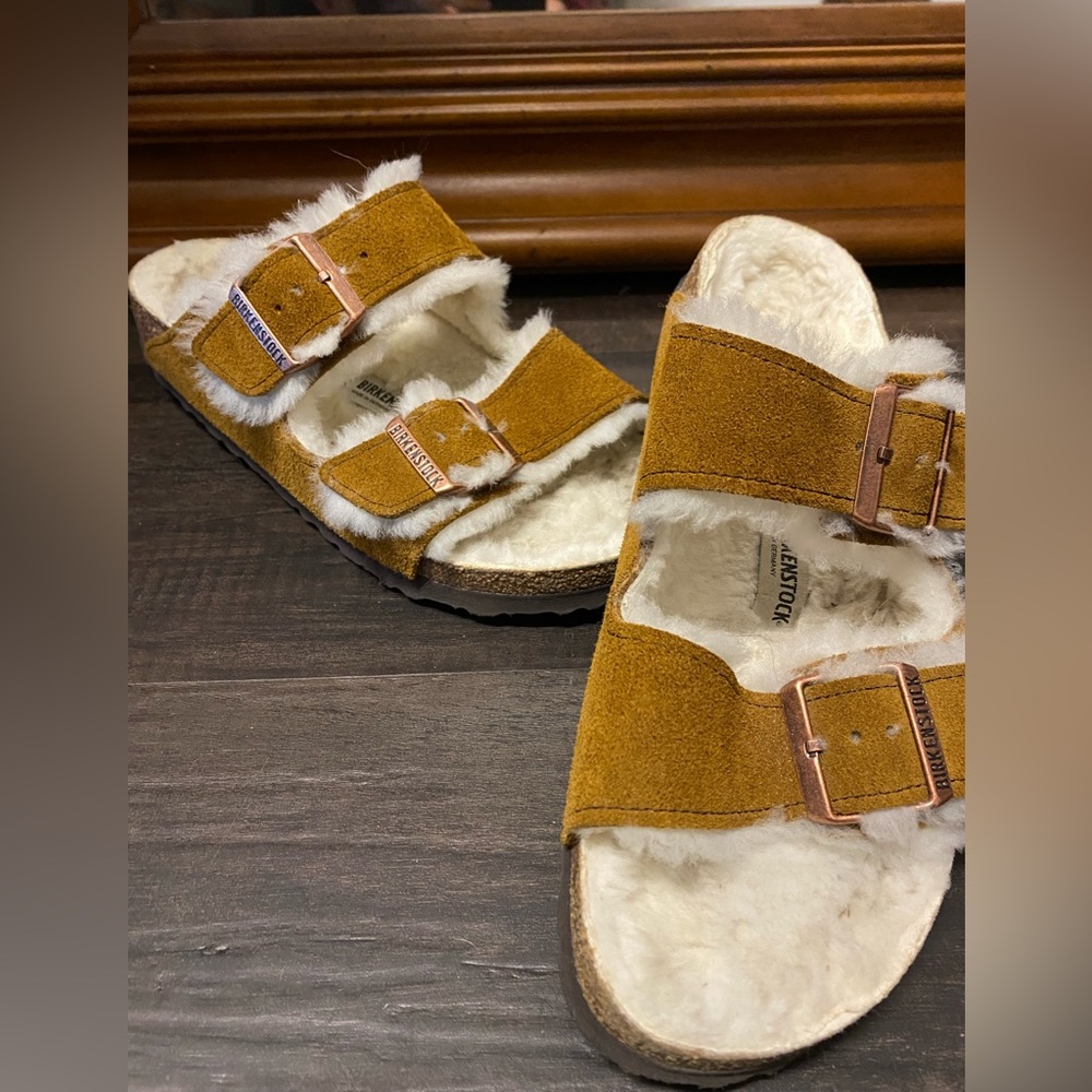 Birkenstock Arizona Suede/Shearling slides. Women’s size 39, fits 8-8.5 US